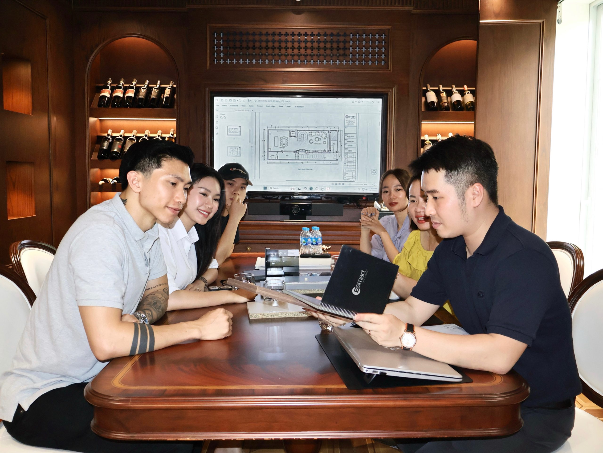 Bsmart và Đoàn Văn Hậu lên báo CafeBiz – Sự đồng điệu giữa nghệ nhân và cầu thủ bóng đá tài năng
